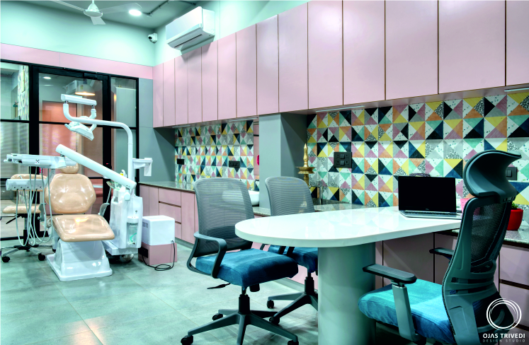 Dental treatment room with advanced equipment